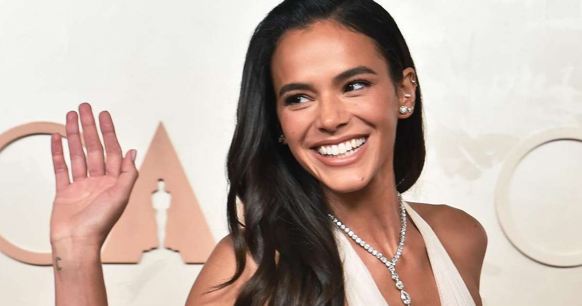 Surpresa: Bruna Marquezine surge no Oscar com look branco