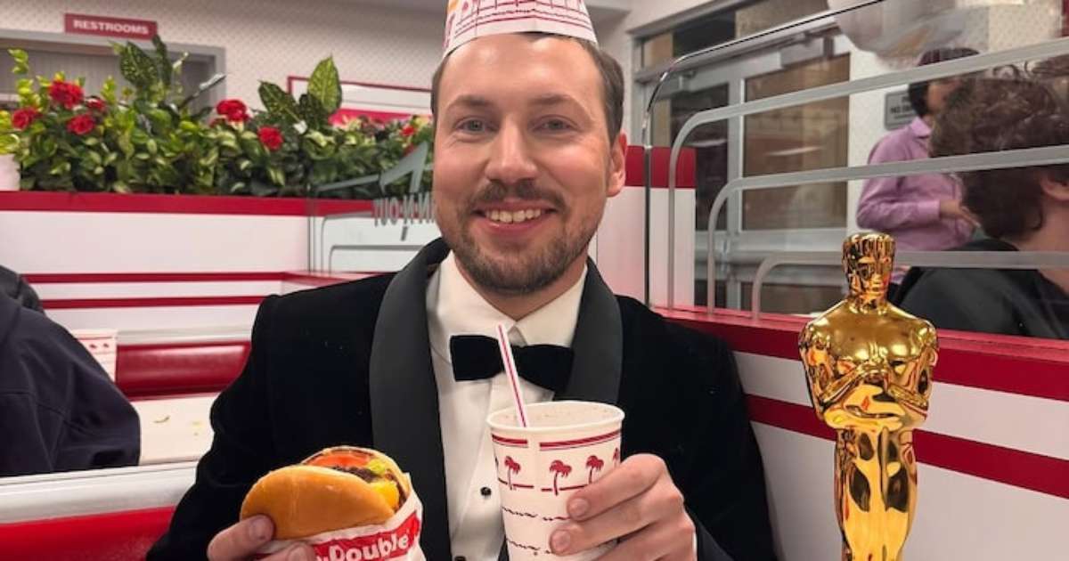 Diretor de 'Flow' celebra Oscar em restaurante fast-food com lanches de 5 dólares