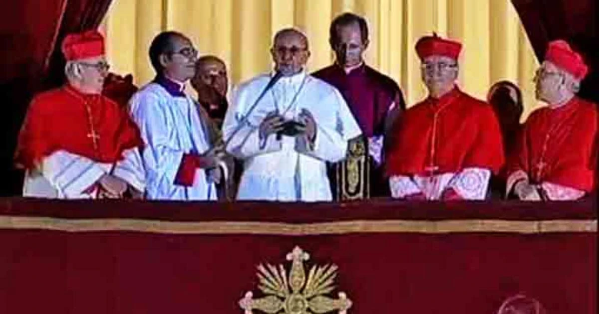 Voto de obediência: por que todos os cardeais precisam beijar os pés do novo papa
