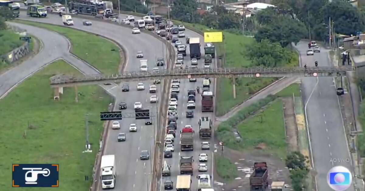 Pombo atinge helicóptero da TV Globo ao vivo durante jornal em Belo Horizonte