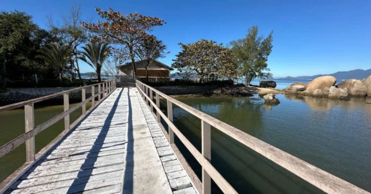 Ilha em Florianópolis vai a leilão pela metade do preço