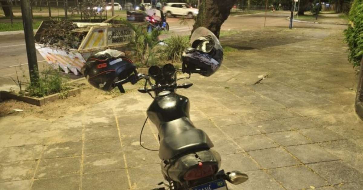 Dupla é detida com moto roubada e tentativa de roubo no Menino Deus em Porto Alegre