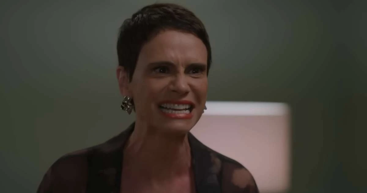 Vale Tudo: Personagem desmascara Fátima para Celina e dá beijão na irmã de Odete