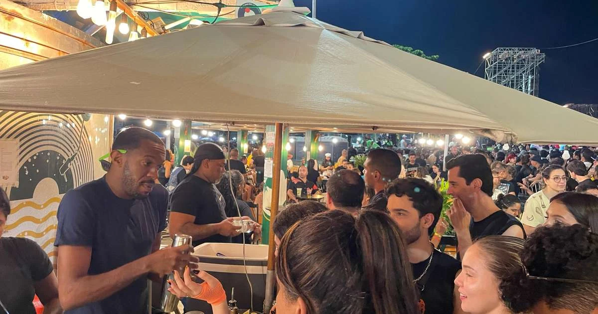 Após Lady Gaga, quiosques de Copacabana cobram até R$ 1.700 por noite com open bar e DJ