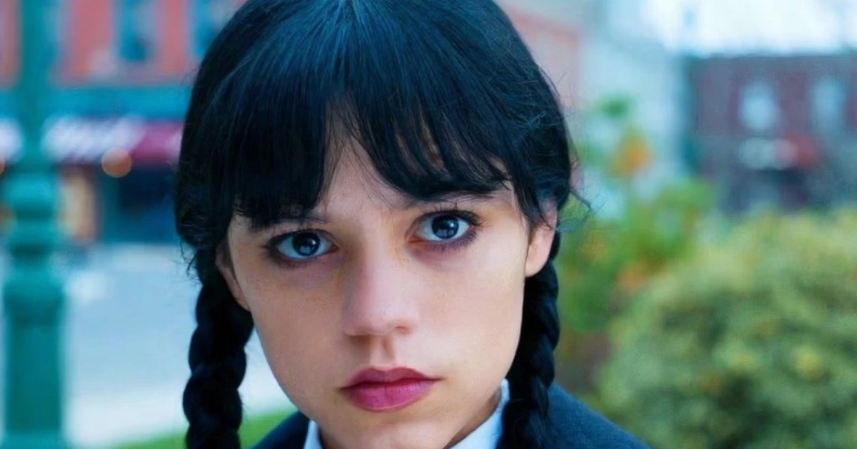Quem é a stalker de 'Wandinha' na 2ª temporada e por que a atriz está conquistando tantos fãs?
