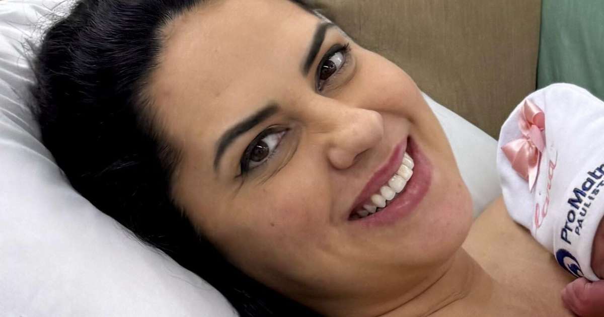 Graciele Lacerda posa com a filha nos braços após o parto: 'Foi inesquecível'