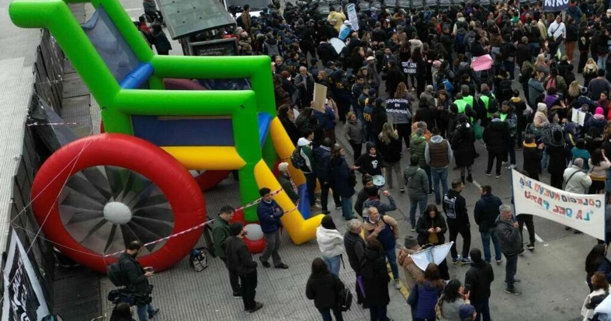 Milei fecha cerco a aumentos concedidos pelo Congresso para setores sensíveis da sociedade