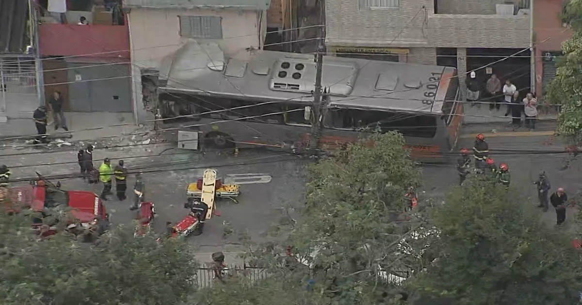 Ônibus atinge casa na Zona Oeste de São Paulo; passageiros ficam presos às ferragens