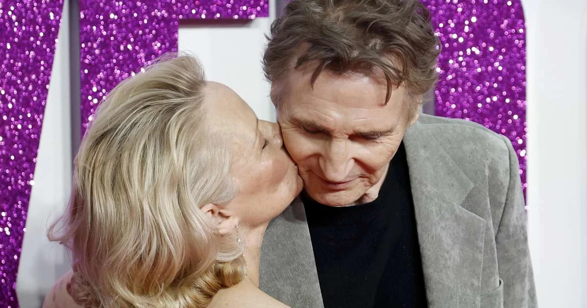 Pamela Anderson e Liam Neeson trocam carícias em première e reforçam rumores de affair