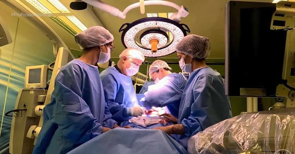 Globo surpreende ao mostrar em close cirurgia em útero fora do corpo de mulher