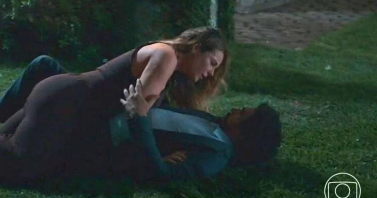 E a Raquel? Ivan e Heleninha rolam na grama e se molham em cena quente de 'Vale Tudo'; web reage: 'Impossível não shippar'