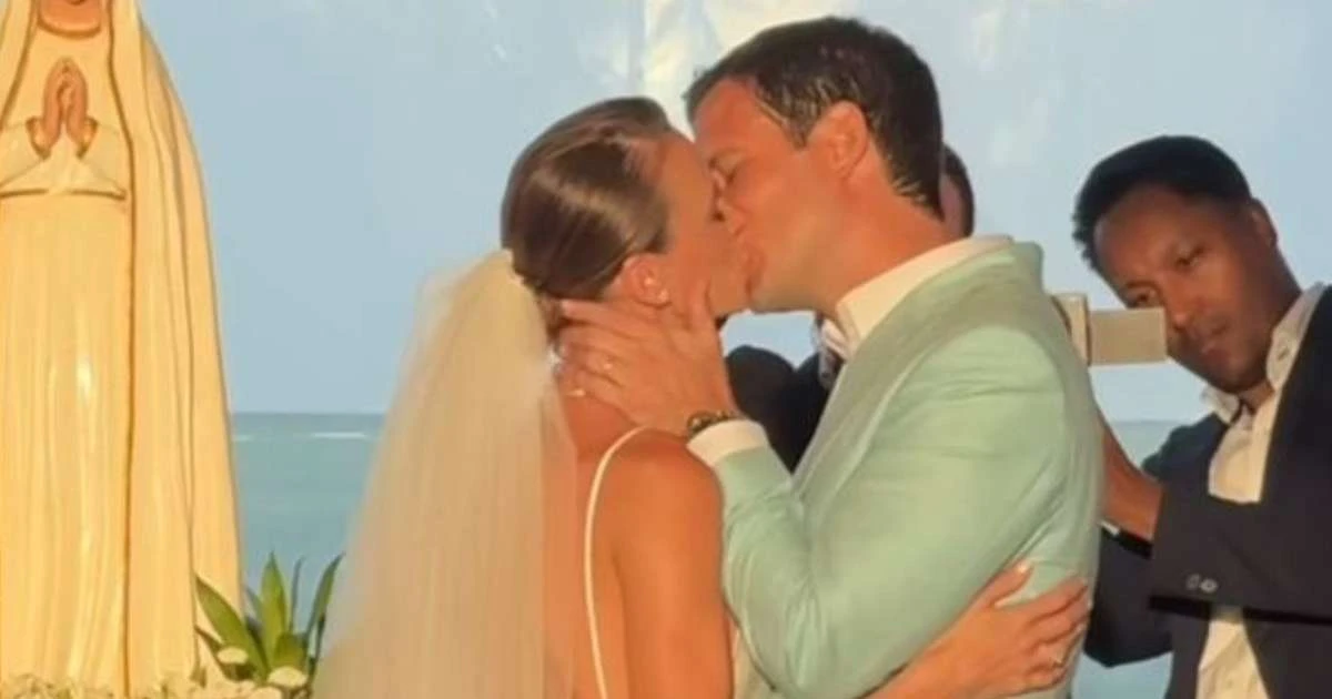 Casamento de Renata Kuerten e Beto Senna: apresentadora do 'Esquadrão da Moda' aposta em vestido de seda minimalista para cerimônia elegante. Veja fotos!