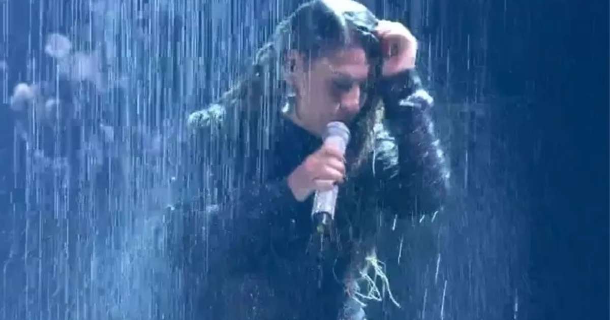 Após ter apresentação massacrada na web, Simone aparece molhada após 'chuva' no 'Domingão'