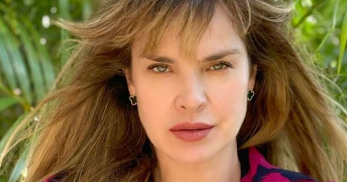 Leticia Birkheuer exibe corpo malhadíssimo em piscina luxuosa