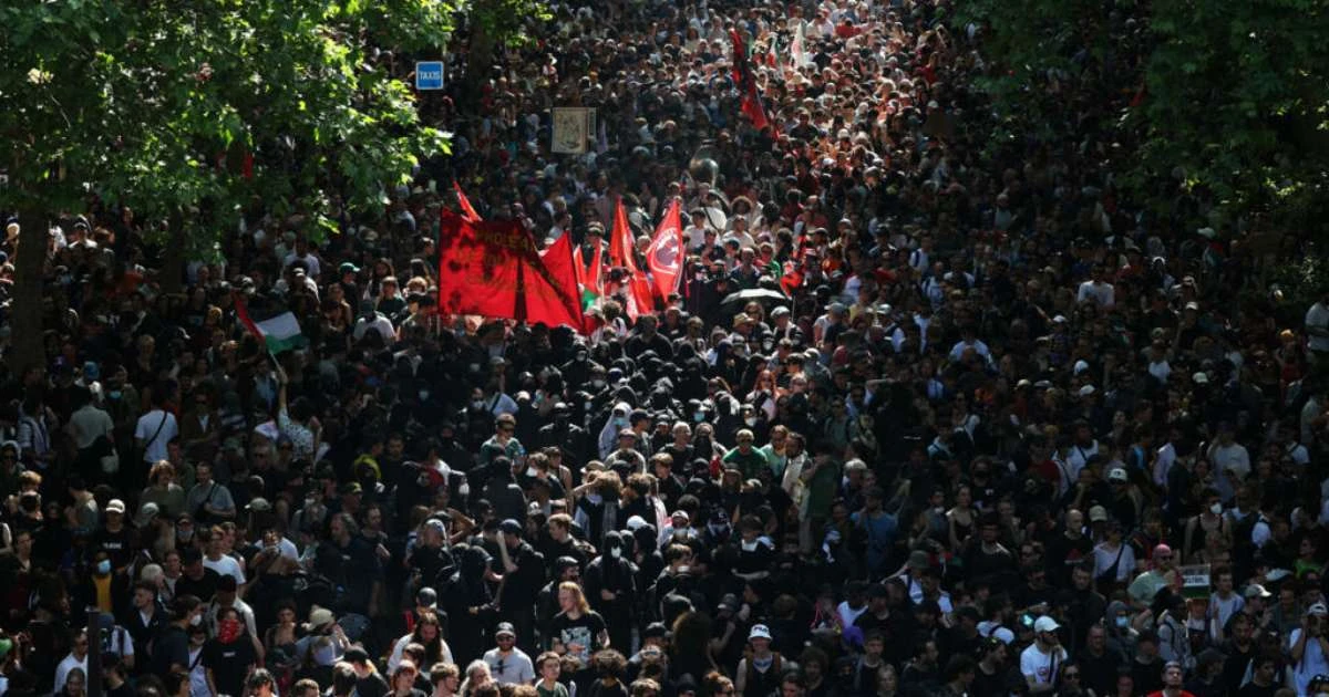 Milhares vão às ruas na França no Dia do Trabalho; socialistas são alvo de black blocs