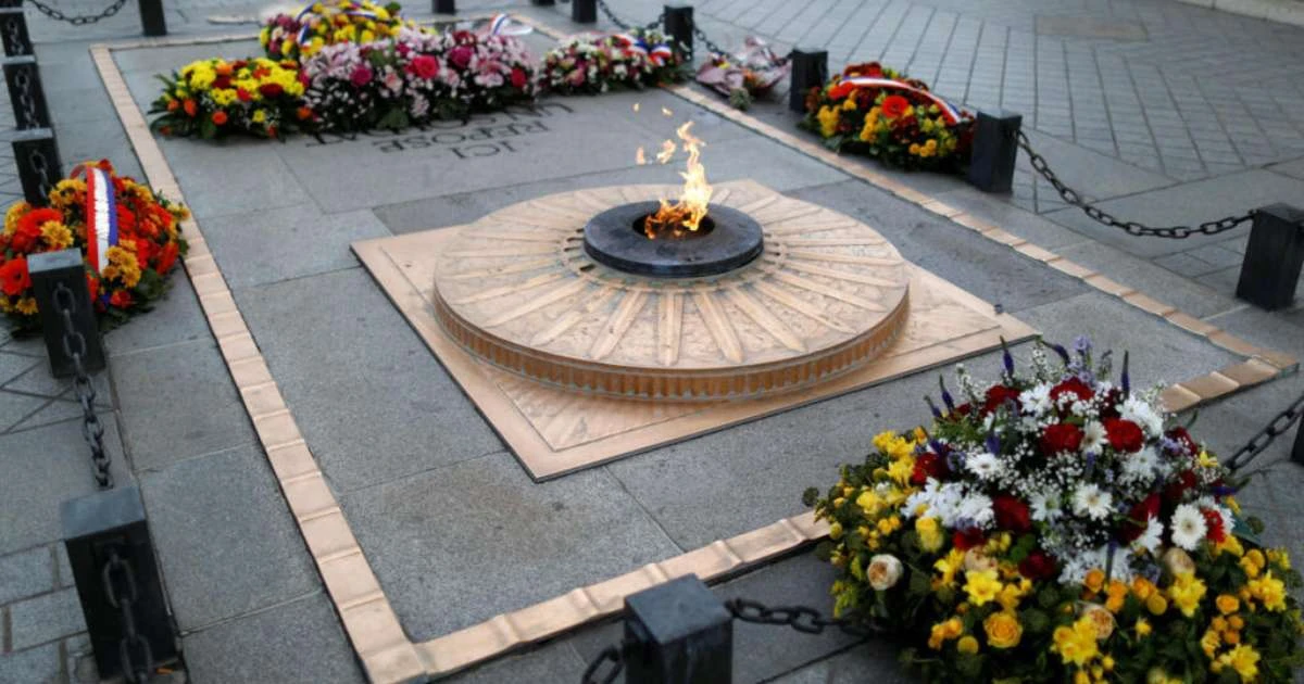 Homem que acendeu cigarro na chama de memorial a vítimas da Primeira Guerra é julgado em Paris