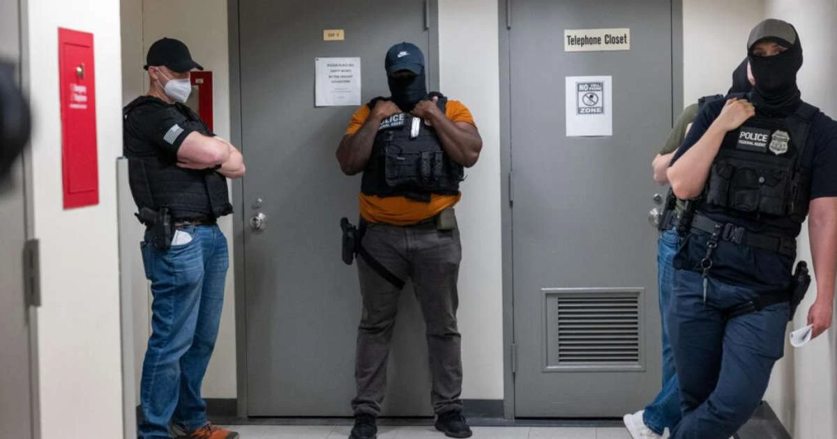 EUA: com poderes ampliados, agentes da polícia anti-imigração de Trump espalham terror