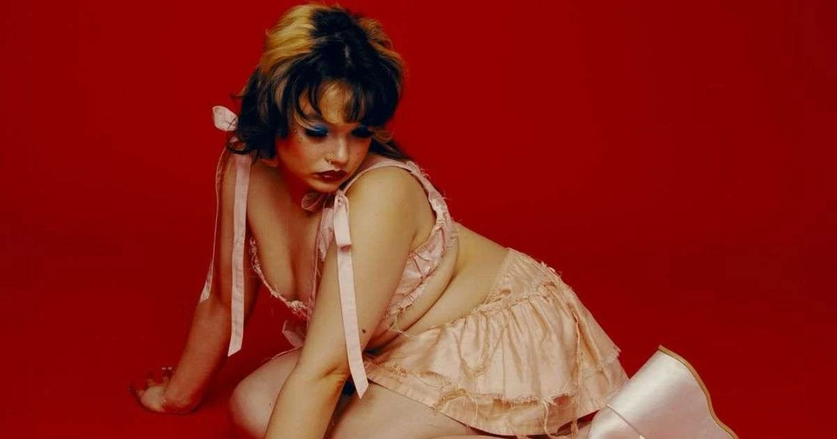 Lola Young tem show afetado por problema no som