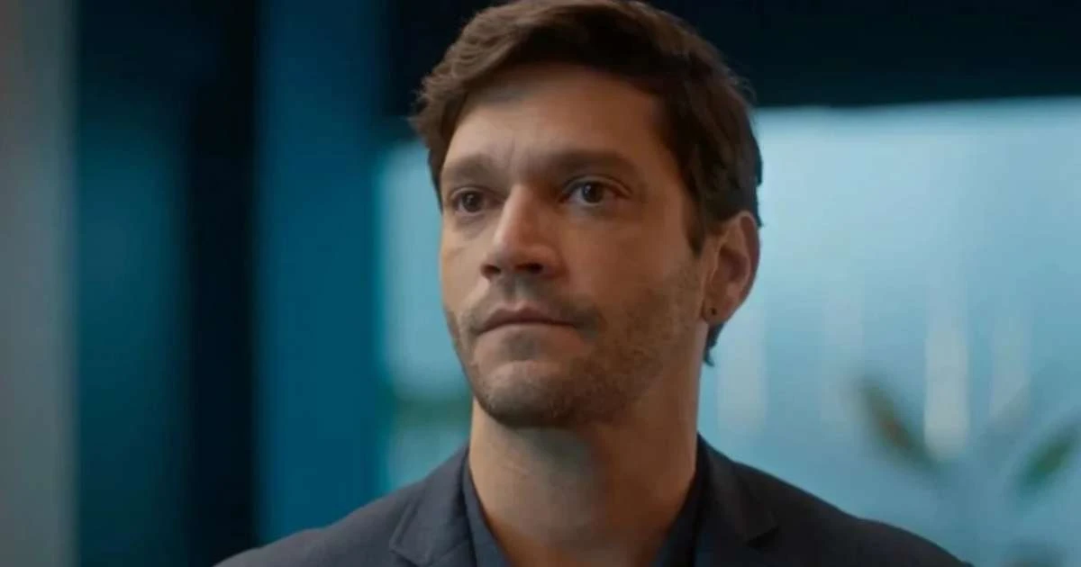 Quem é? Armando Babaioff, de 'Dona de Mim', mostra foto rara com namorado; veja