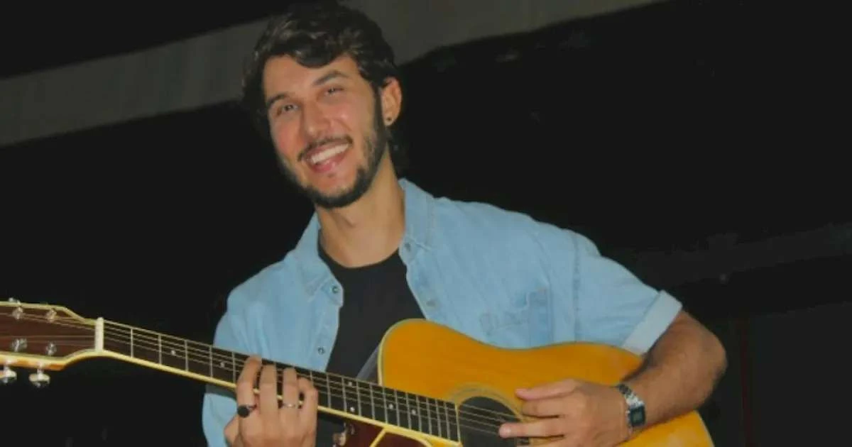 O inesperado e certeiro amor que transforma rotas: Relvas apresenta o pop leve de 'Hora Errada'