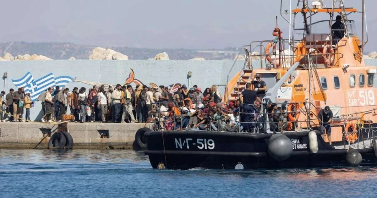 Grécia aprova lei que criminaliza imigrantes irregulares e prevê 'retornos forçados'