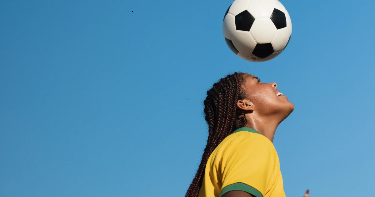 Cabeceios no futebol podem trazer risco de demência