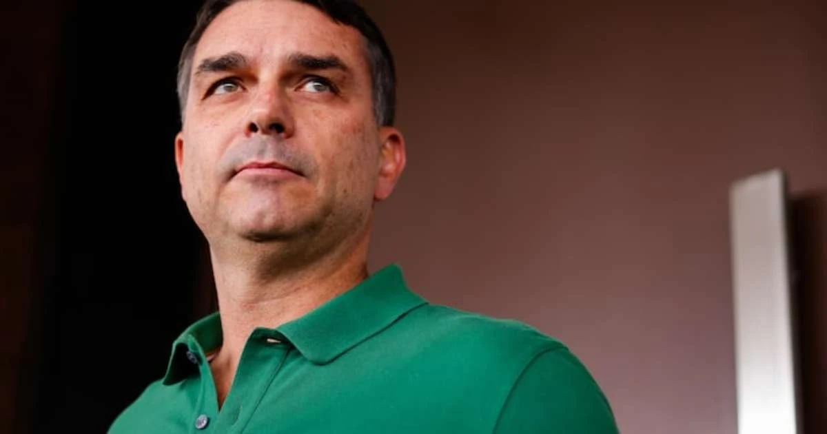 Nos EUA, Flávio Bolsonaro pede adiamento do tarifaço e diz que este é o 'pior momento possível' devido às eleições