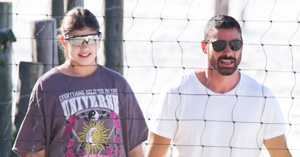 Filha de Cauã Reymond e Grazi Massafera, Sofia mostra habilidade no vôlei em flagra com o pai na praia. Fotos!