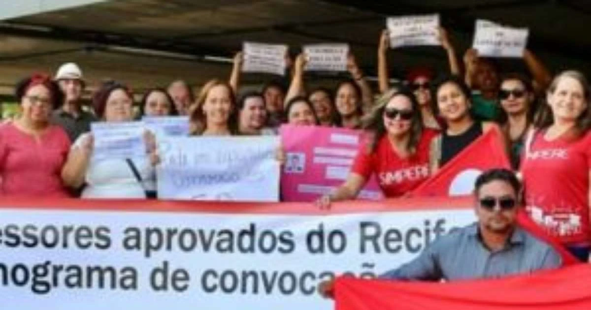 Professores aprovados em concurso da rede municipal cobram nomeação em Audiência Pública no Recife