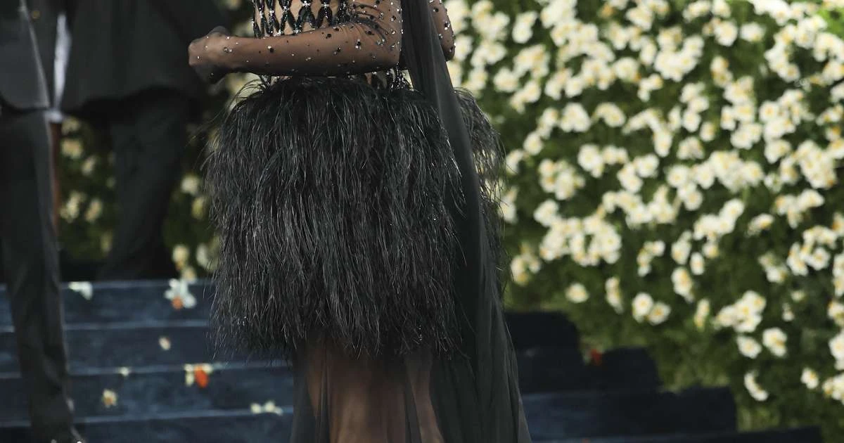 Dua Lipa recria meme de Juliette e manda recado em português para fã
