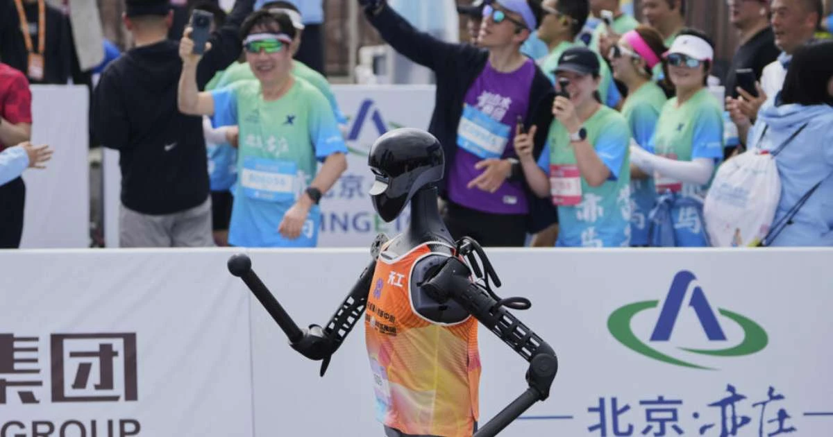 Robôs competem ao lado de humanos na Meia Maratona de Yizhuang, em Pequim