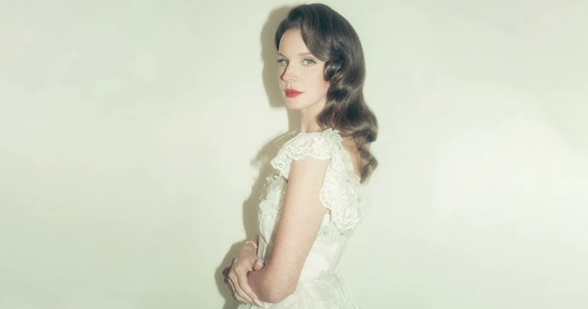 Lana Del Rey mergulha no minimalismo na inédita 'Bluebird'