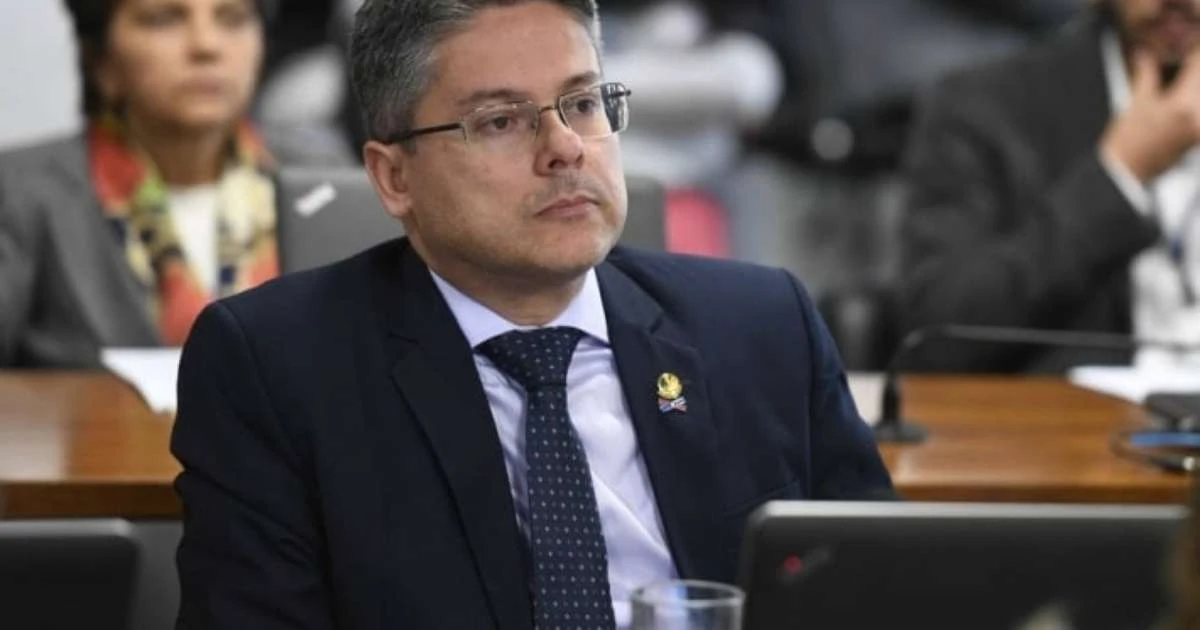 Advocacia do Senado apresenta defesa de Alessandro Vieira em processo movido por família de Moraes