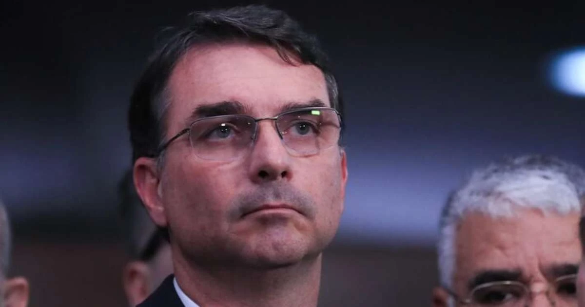Flávio Bolsonaro quer base de governo com quórum para mudar Constituição e defende menos ministérios