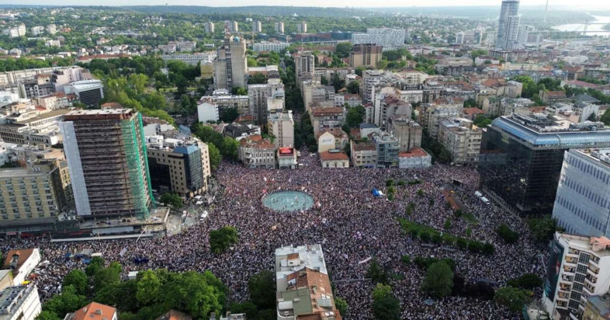 Milhares protestam em Belgrado para revitalizar movimento anticorrupção na Sérvia