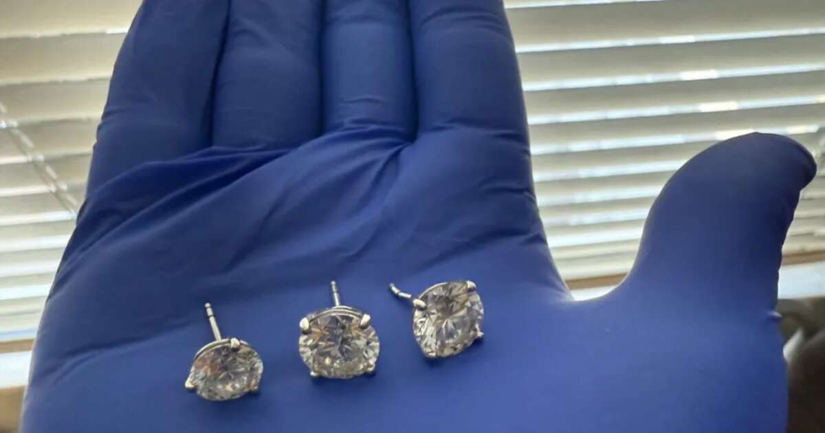 Suspeito engole brincos de diamante de US$ 769 mil durante fuga e é monitorado até expelir joias