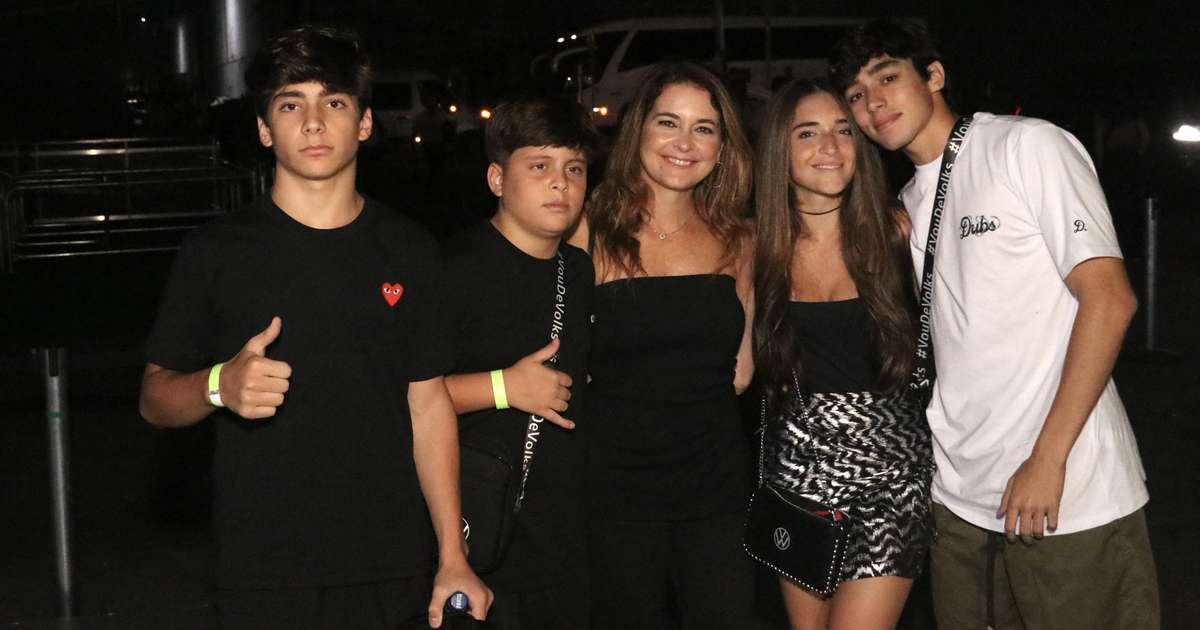 Cláudia Abreu faz rara aparição com seus filhos em famoso festival de música