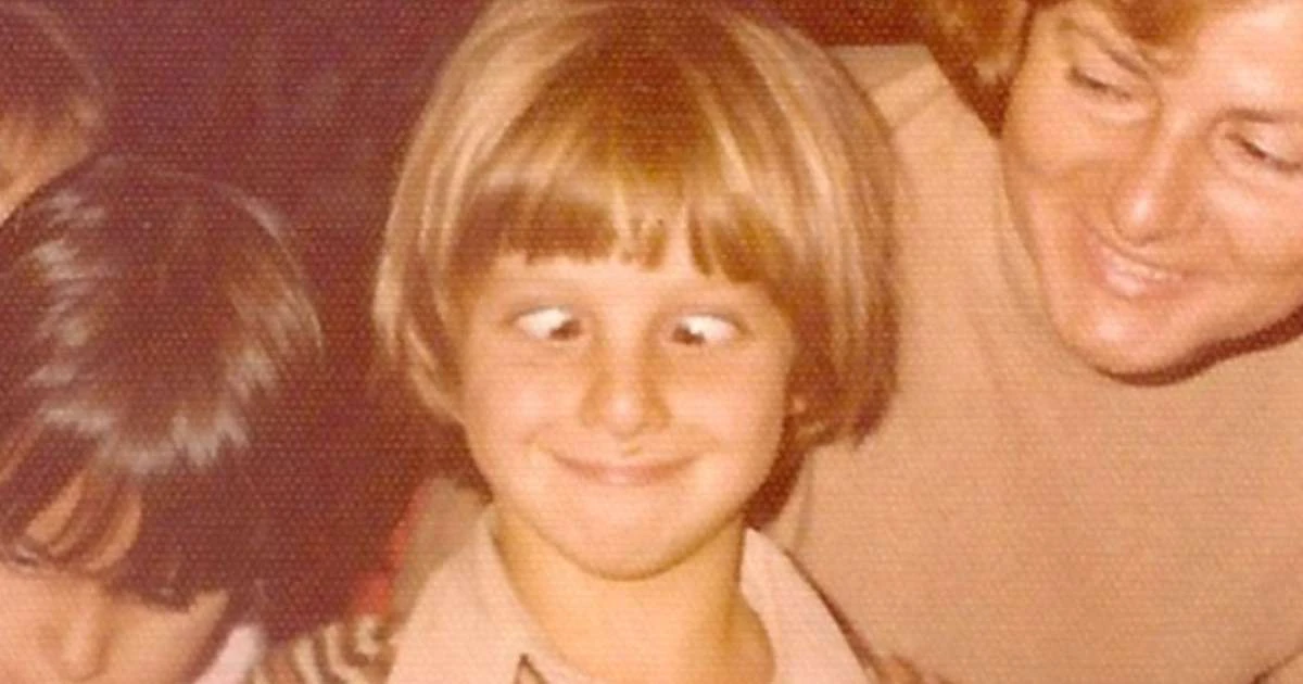 Há cerca de 47 anos, esse menino de cabelo loiro e liso fazia careta para a foto; hoje é um famoso visto por muitos na TV. Reconhece?