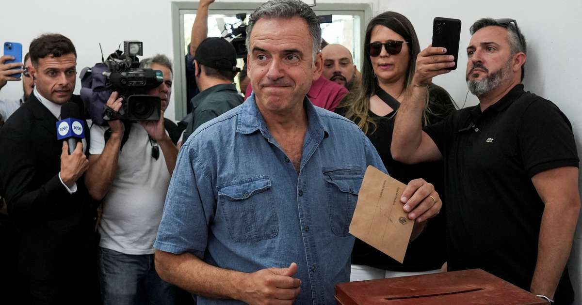 Apadrinhado de Mujica, Yamandú Orsi vence eleições no Uruguai, apontam projeções