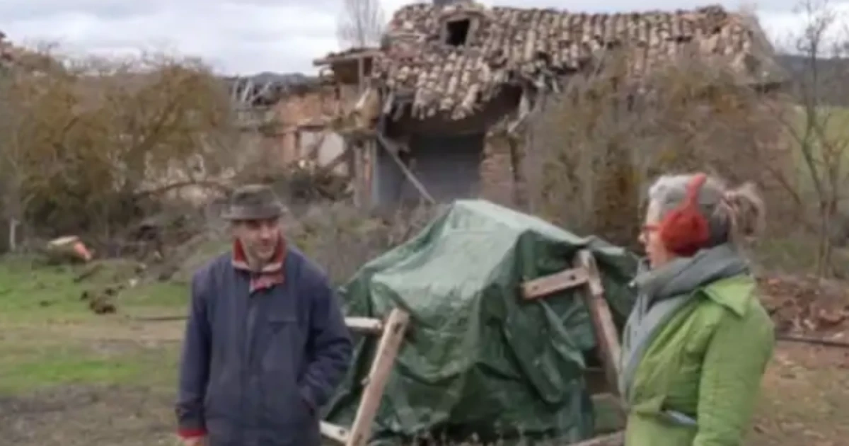 Casal compra vila abandonada há 50 anos na Espanha para criar ecovila autossuficiente