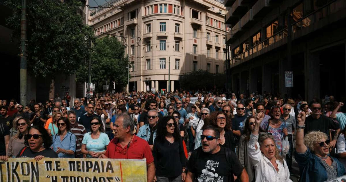 Greve geral paralisa a Grécia contra projeto que amplia jornada diária de trabalho para 13 horas