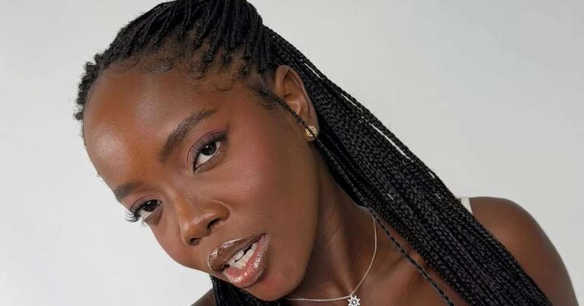 Clara Moneke fica 'impactada' com a sua 'mini sósia'; veja fotos e compare