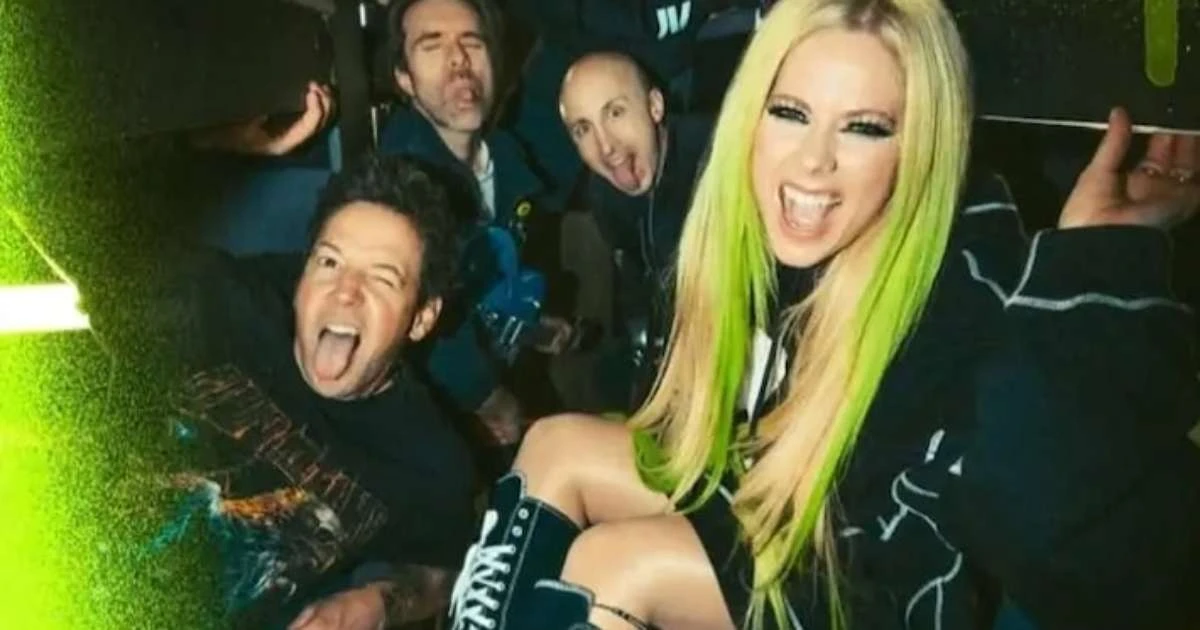 Ícones do Emo, Avril Lavigne e Simple Plan lançam 'Young & Dumb'; ouça