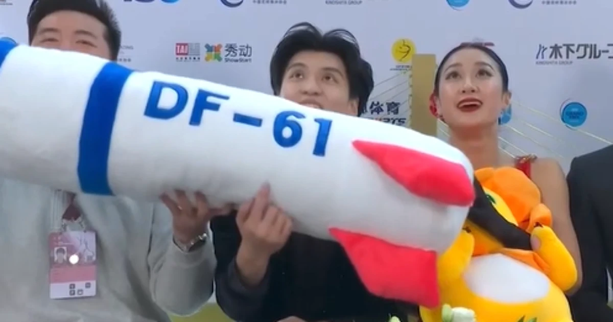 Patinadores chineses são investigados após segurarem míssil de brinquedo durante Copa da China