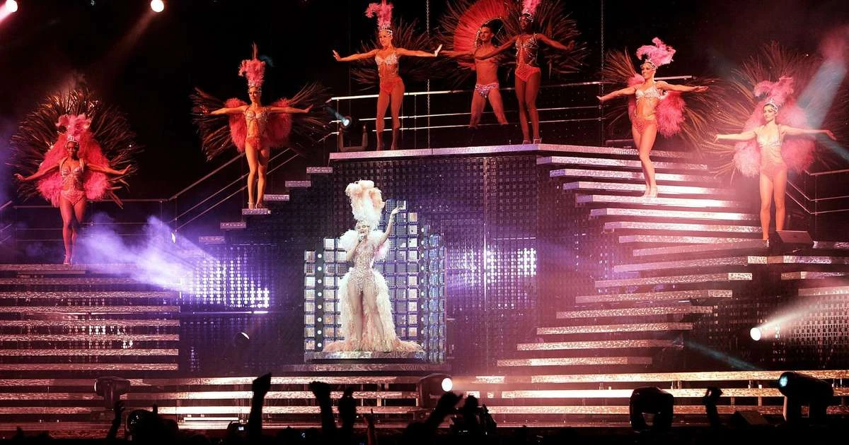 Kylie Minogue enaltece Taylor Swift após comparações com era 'Showgirl'