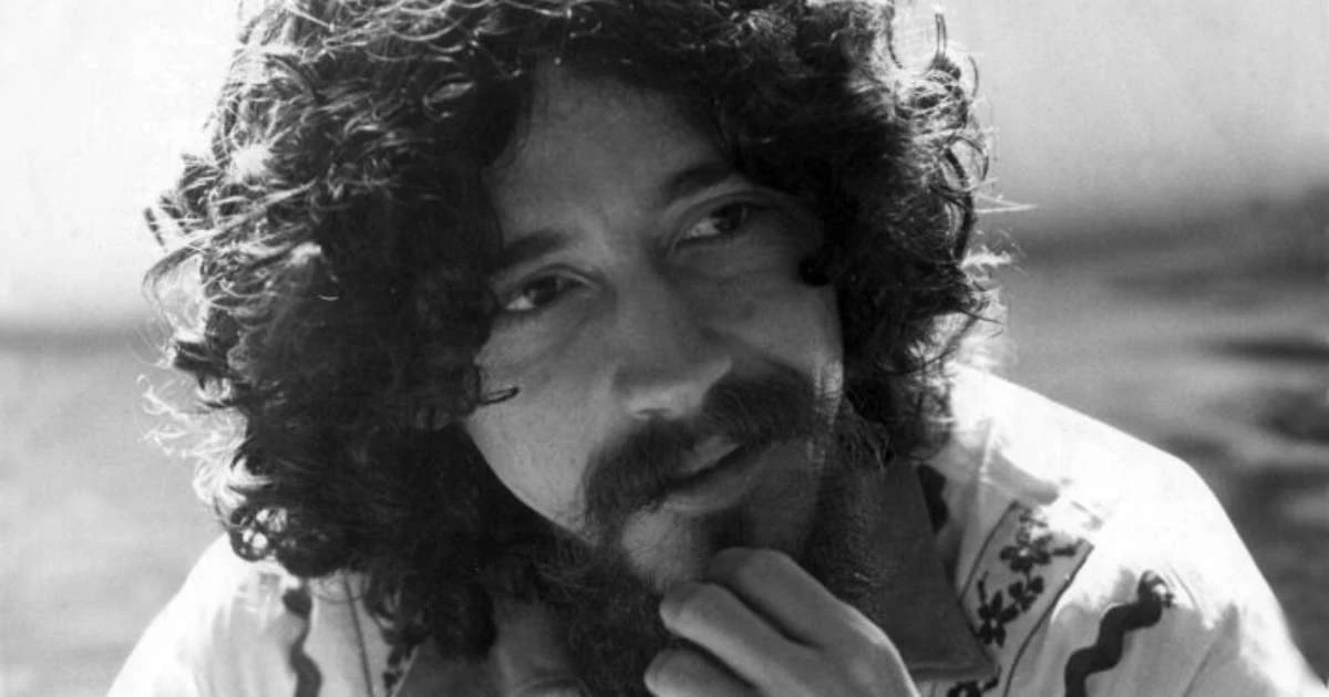 O dia em que uma onda atropelou o carro de Raul Seixas e ele deu inusitada entrevista a Gloria Maria