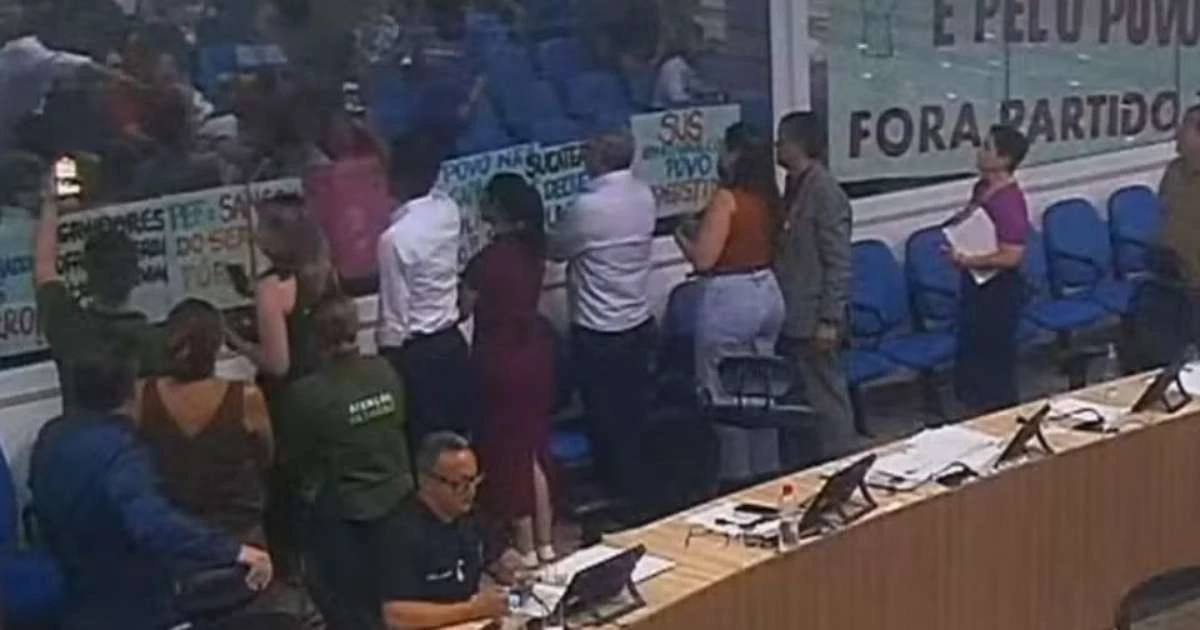 Sessão da Câmara de Taubaté é suspensa após confusão entre vereadores e manifestantes