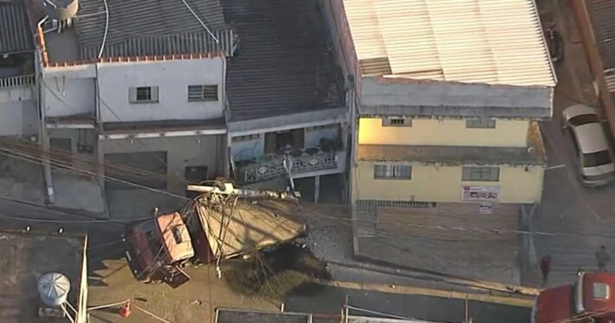 Caminhão atinge casa e derruba poste na zona sul de SP