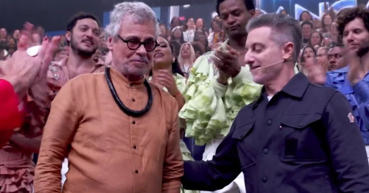 Carlinhos de Jesus volta a ficar de pé no Domingão após precisar de cadeira de rodas