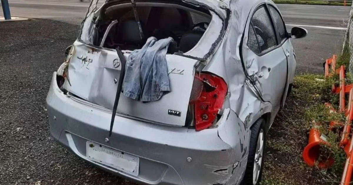 Homem tem carro furtado por vítima de capotamento a quem ele ajudava